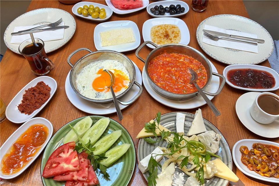 Das Frühstück aus der osttürkischen Provinz Van ist landesweit bekannt. Linda Say/dpa