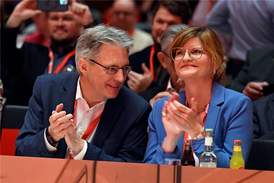 Das Führungstandem der nordrhein-westfälischen SPD ist wiedergewählt: Sarah Philipp und Achim Post bleiben im Amt.Roberto Pfeil/dpa