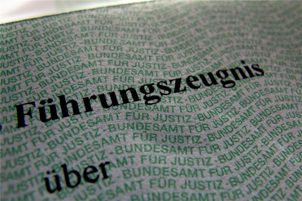 Das Führungszeugnis auf Papier soll weiter verfügbar sein. (Symbolbild)picture alliance / dpa