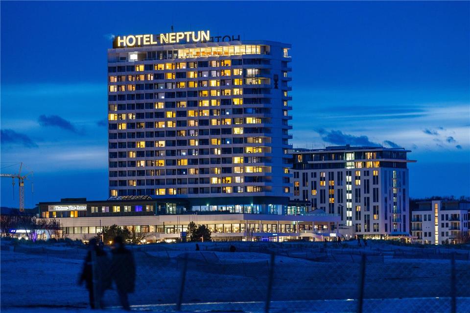 Das Fünf-Sterne-Hotel Neptun im Ostseebad Warnemünde feiert in diesem Jahr sein 55-jähriges Jubiläum. (Archivbild)Jens Büttner/dpa-Zentralbild/ZB