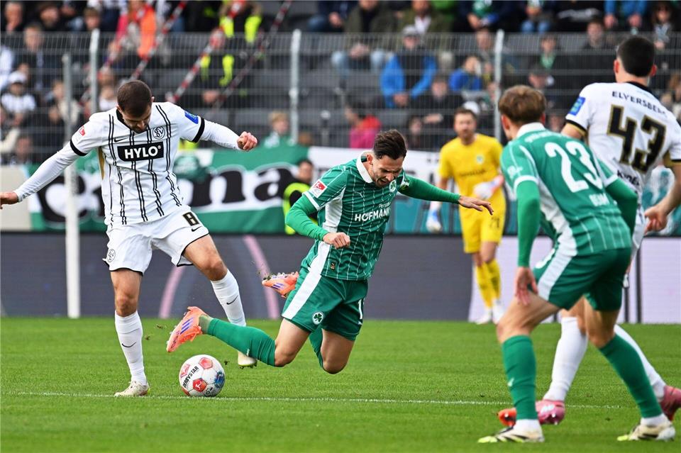 Höchste Saisonpleite: Fürth geht in Elversberg unter Das Fürther Team um Branimir Hrgota (M) war in Elversberg chancenlos.Harald Tittel/dpa