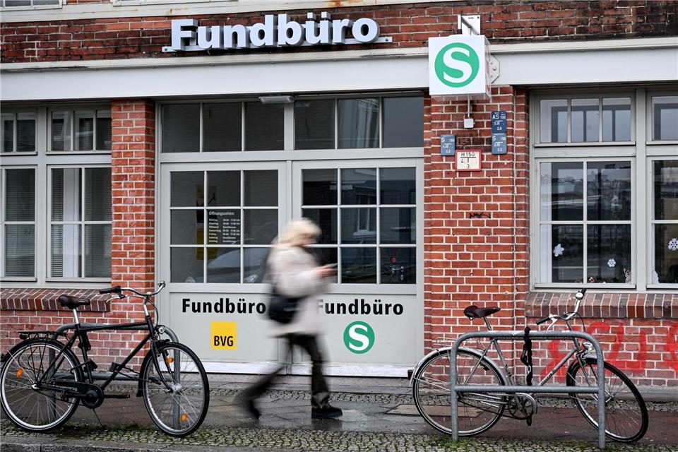 Das Fundbüro der BVG befindet sich unweit des Bahnhofs Warschauer Straße. (Archivbild)Britta Pedersen/dpa