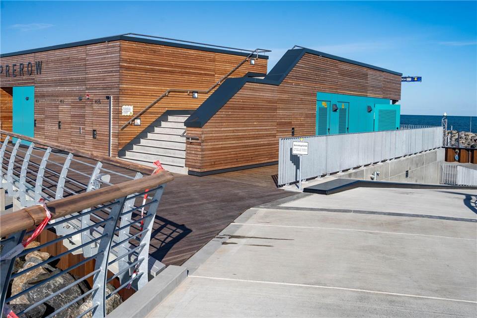Das Funktionsgebäude am Inselhafen hat eine zugängliche Dachterrasse.Stefan Sauer/dpa