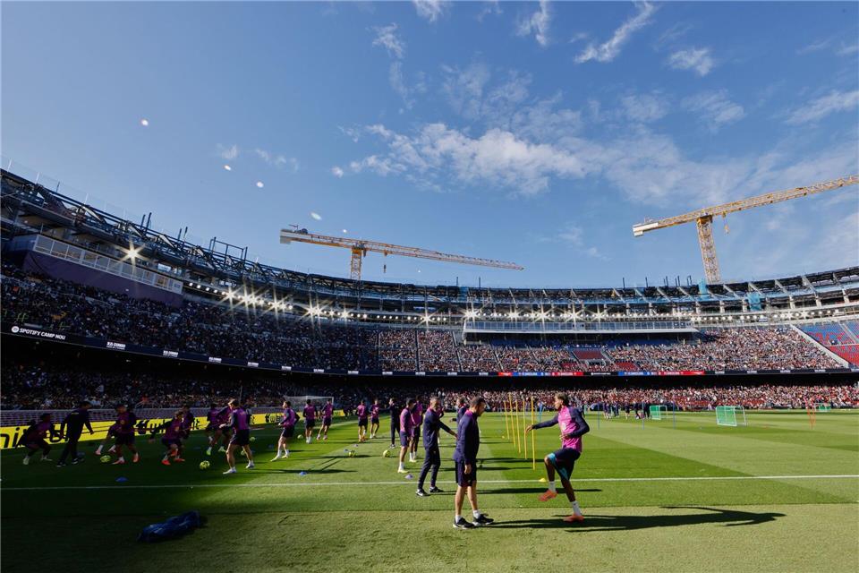 Das Gastspiel von Eintracht Frankfurt beim FC Barcelona findet im renovierten Camp Nou statt. (Archivfoto)Joan Monfort/AP/dpa