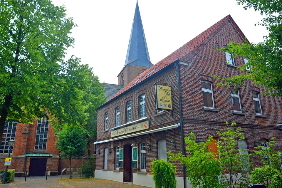Das Gebäude „Aelkeshof“ wird abgerissen. An der Stelle soll ein neues Pfarrheim entstehen.