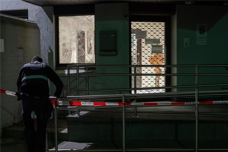 Das Gebäude der Bitburger Polizeiinspektion wurde weiträumig abgesperrt.Harald Tittel/dpa