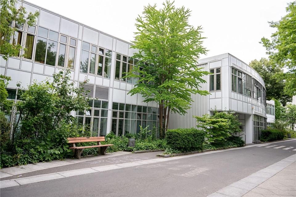 Das Gebäude der Klinik für Psychiatrie, Psychotherapie und Psychosomatik.Fabian Sommer/dpa