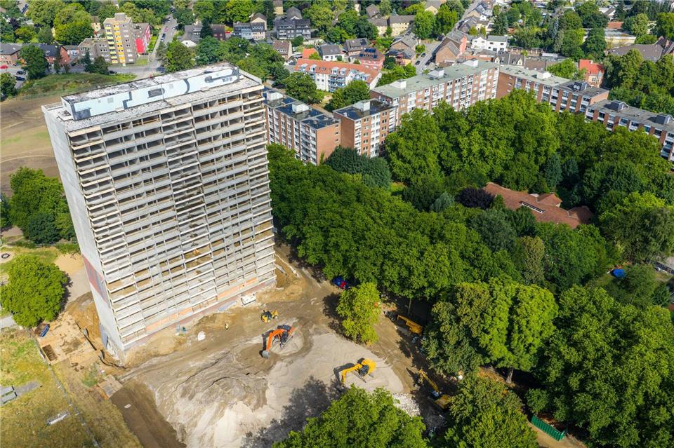 Sprengung in Duisburg: Ein Problemhaus verschwindet Das Gebäude ist entkernt, jetzt erledigen die Sprengmeister den Rest.Christoph Reichwein/dpa