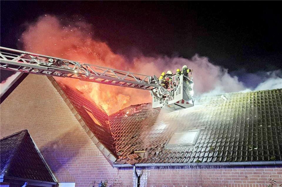 Das Gebäude ist nicht mehr bewohnbar.Gemeindefeuerwehr Siedenburg/dpa