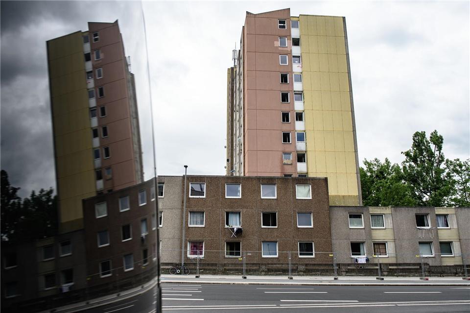 Das Gebäude ist wegen der schlechten Lebensumstände dort überregional bekannt. (Archivbild)Swen Pförtner/dpa