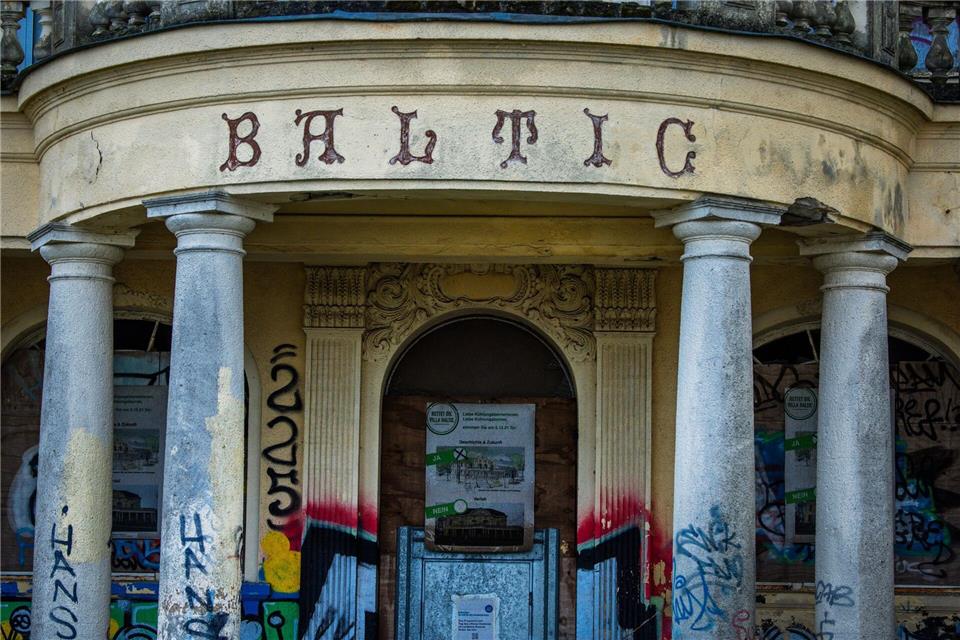 Das Gebäude unweit des Ostsee-Strandes hat eine bewegte Geschichte. (Archivbild)Jens Büttner/dpa