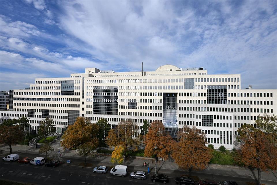 Das Gebäude wurde früher von der Rentenversicherung genutzt.Soeren Stache/dpa