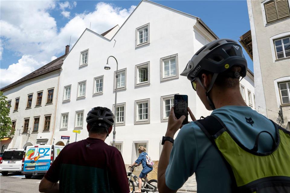 Das Geburtshaus von Adolf Hitler in Braunau am Inn ist Anziehungspunkt für Touristen und auch Mitglieder der rechtsextremen Szene.Peter Kneffel/dpa