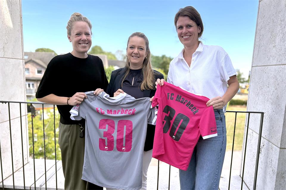 Das Geburtstagstrikot zum 30-jährigen Bestehen der FC-Mädchenfußballabteilung: (von links) Lisa Schlattmann, Carina Selting und Helena Garvert präsentieren die beiden Varianten in grau und pink. Foto: