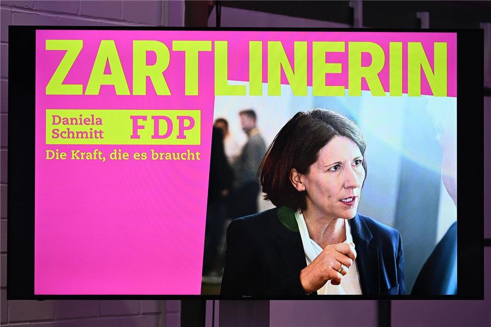 Das Gegenteil von kompromissloser harter Kante - Schmitt gibt sich auf einem Motiv als „Zartlinerin“. Michael Brandt/dpa