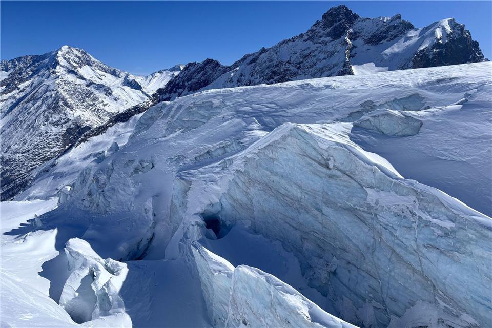 Das Gelände auf dem Feegletscher zerklüftet im Verlauf der Wanderung zunehmend: Bizarre Formationen aus Eis tun sich auf - Spalten hier, Wände da. Nathalie Helene Rippich/dpa-tmn