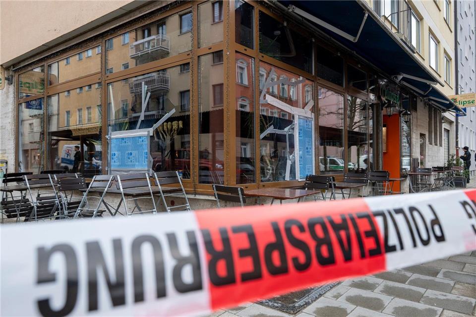 Das Gelände um das Restaurant war nach dem Anschlag abgesperrt. (Archivbild)Peter Kneffel/dpa