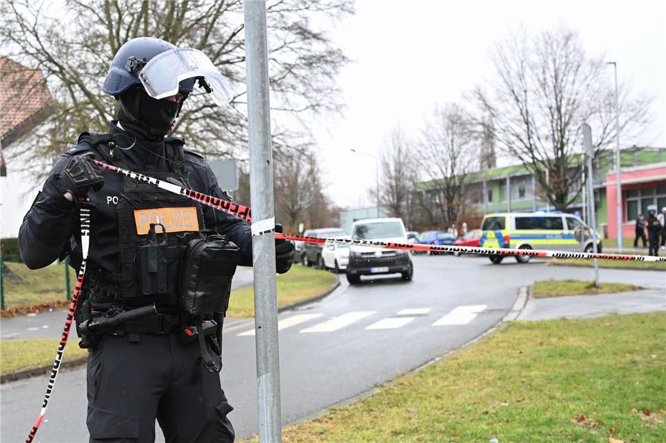 Das Gelände war zwischenzeitlich weiträumig abgesperrt.Julian Stratenschulte/dpa