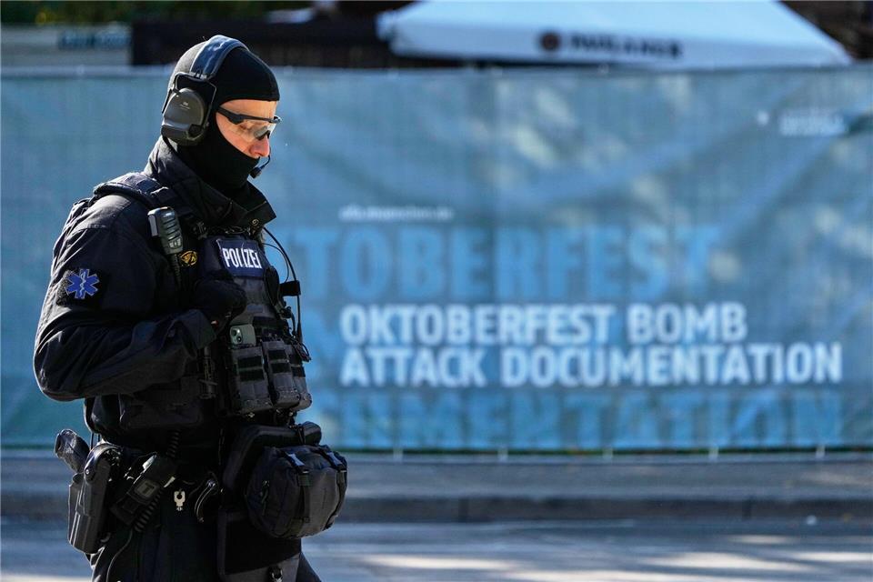 Das Gelände wird abgesucht.Matthias Schrader/AP/dpa
