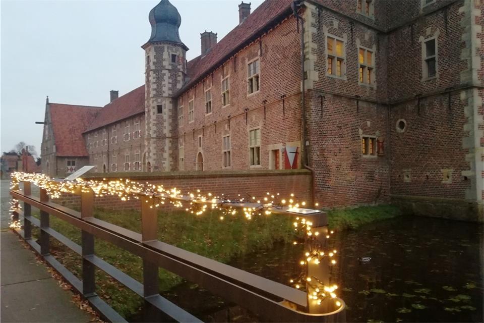 Das Geländer der Brücke zum Schlossinnenhof ist mit Lichtern geschmückt worden.