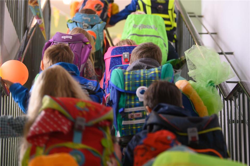 Das Geländer der Frauenhofschule - es handelt sich nicht um die Schule im Bild - ist um sieben Zentimeter zu tief, daher muss es bewacht werden. (Symbolbild)Robert Michael/dpa-Zentralbild/dpa