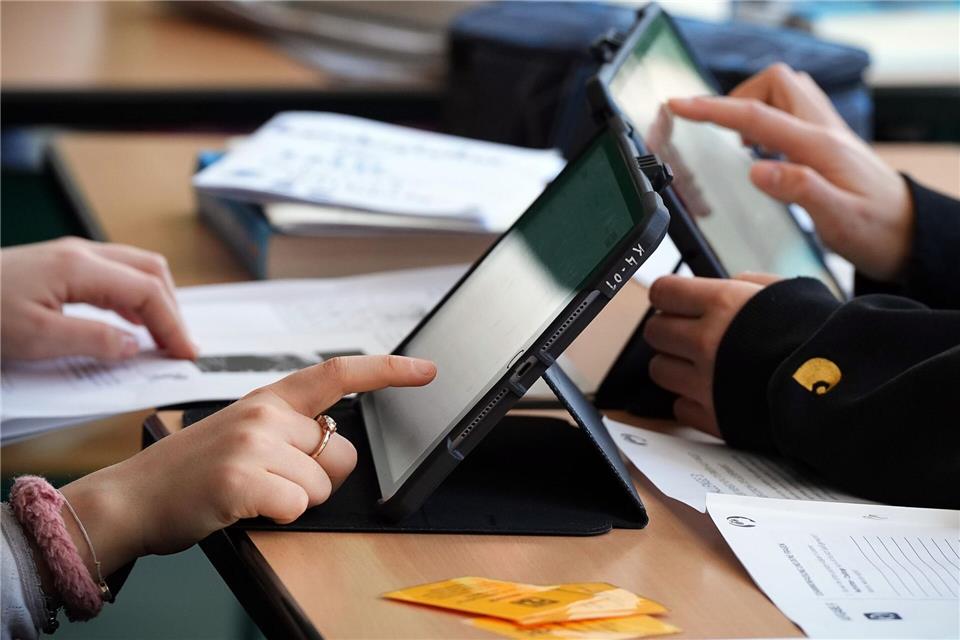 Das Geld aus dem Digitalpakt 2.0 soll unter anderem genutzt werden, um Lehrkräfte fortzubilden. (Symbolbild) Soeren Stache/dpa