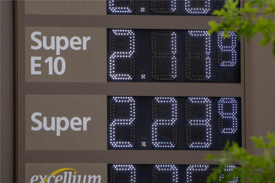 Das Geld für die hohen Spritpreise fehle vielen Menschen am Monatsende, sagt Schweitzer. (Symbolbild)Harald Tittel/dpa