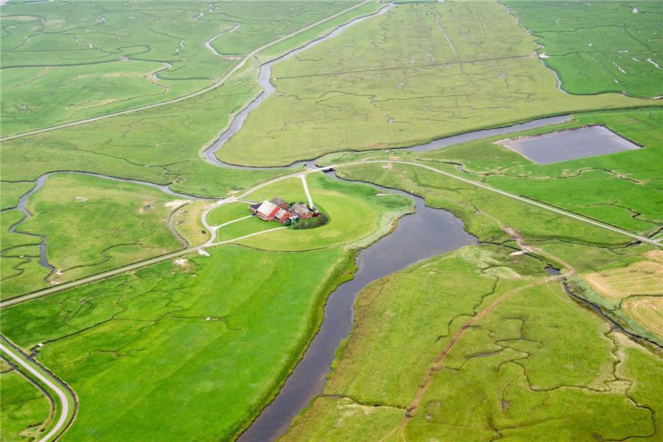 Das Geld ist die Nahversorgung und die medizinische Versorgung auf der Hallig vorgesehen (Archivbild).Daniel Reinhardt/dpa