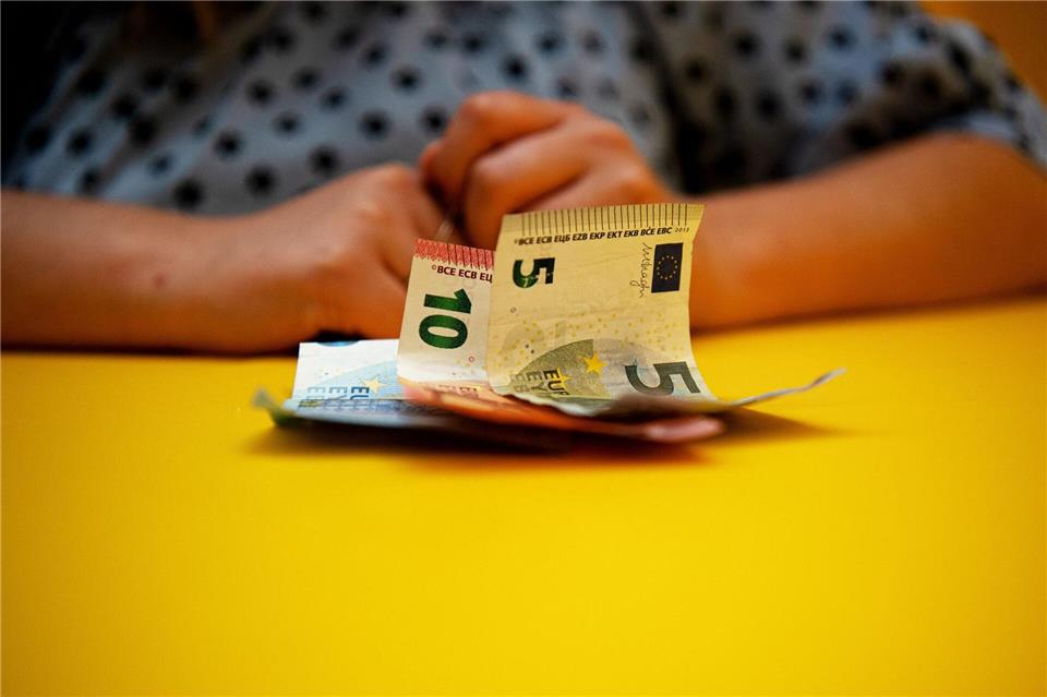 Das Geld wird knapp, der Monat ist aber noch lang? Einer Überschuldungssituation geht oft eine Lebenskrise voraus.picture alliance/dpa/dpa-tmn