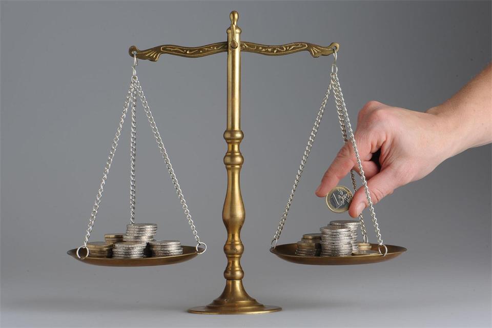 Das Geld wird nach bestimmten Schlüsseln auf die Kommunen verteilt (Symbolbild).Armin Weigel/dpa