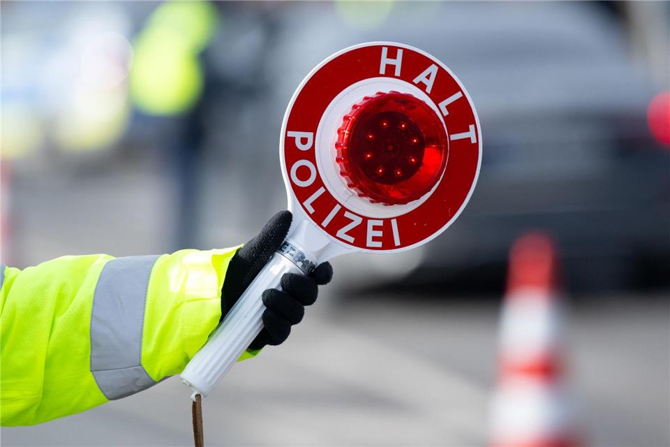 Das Geld wurde bei einer Verkehrskontrolle im Wagen des Mannes gefunden. (Symbolbild)Sven Hoppe/dpa
