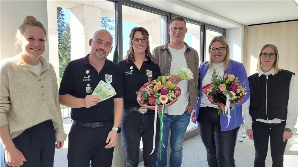 Das Gemener Königspaar Carsten Block und Jennifer Hövelbrinks sowie das Marbecker Königspaar Hendrik Wienen und Lara Opperbeck freuen sich über den Titel und je 300 Euro für die Thronkasse. Lisa Schlattmann, Stellvertretende Verkaufsleiterin der Borkener Zeitung (links) und Charlotte Feldhaus von der Sparkasse Westmünsterland (rechts) haben den Gewinn überreicht.