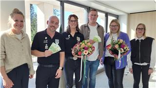 Das Gemener Königspaar Carsten Block und Jennifer Hövelbrinks sowie das Marbecker Königspaar Hendrik Wienen und Lara Opperbeck freuen sich über den Titel und je 300 Euro für die Thronkasse. Lisa Schlattmann, Stellvertretende Verkaufsleiterin der Borkener Zeitung (links) und Charlotte Feldhaus von der Sparkasse Westmünsterland (rechts) haben den Gewinn überreicht.