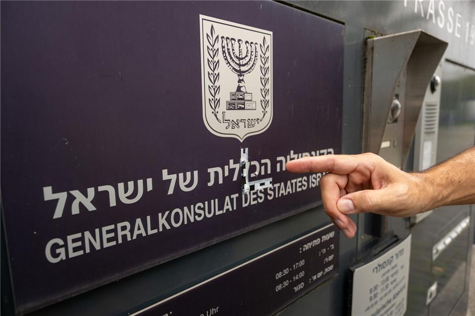 Israelische Konsulin warnt vor wachsendem Judenhass Das Generalkonsulat wurde vor einem Jahr zum Ziel (Archivbild).Stefan Puchner/dpa
