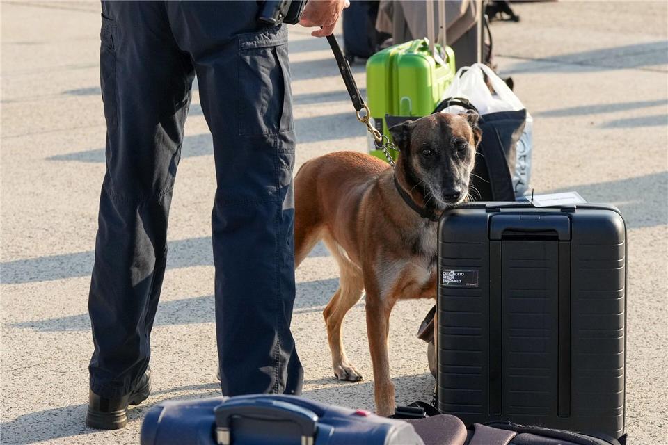 Das Gepäck des Mannes wurde nach seinen Aussagen genau unter die Lupe genommen. (Symbolbild)Soeren Stache/dpa