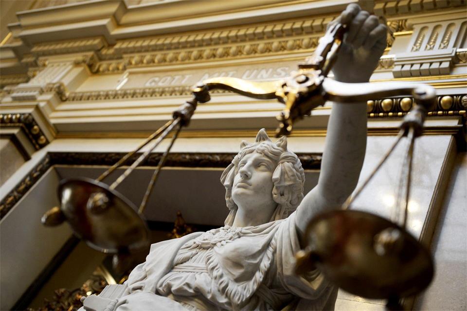Das Gerechtigkeitsempfinden in der Bevölkerung ist laut einer Studie gering. (Archivbild) Christian Charisius/dpa/dpa-tmn