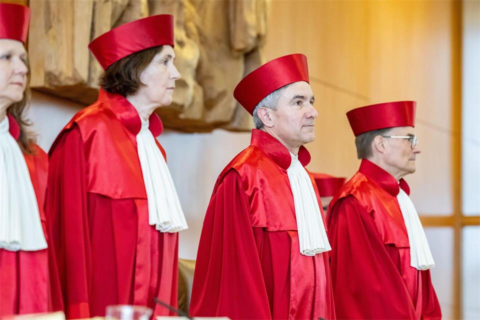 Das Gericht besteht aus 16 Richterinnen und Richter, die sich auf zwei Senate verteilen. (Archivbild)Uli Deck/dpa