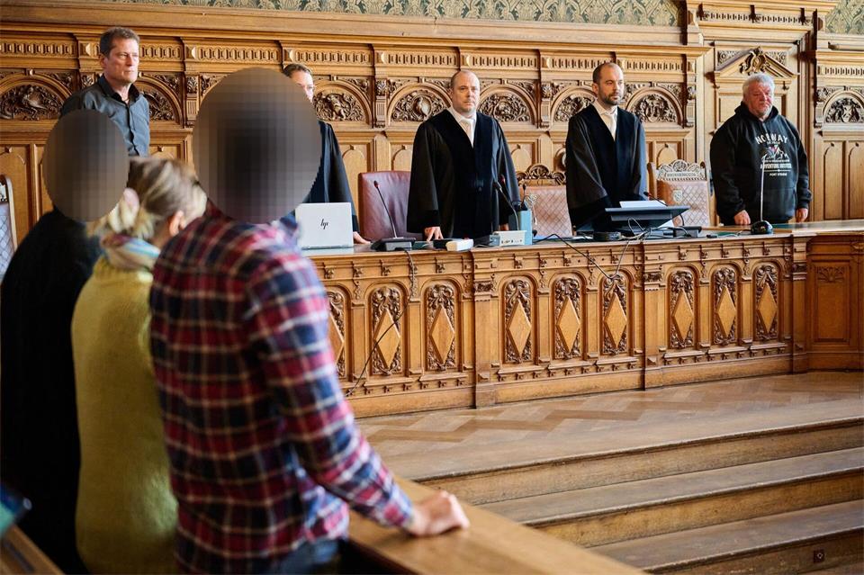 Das Gericht hat die beiden Angeklagten zu langen Haftstrafen verurteilt.Sina Schuldt/dpa