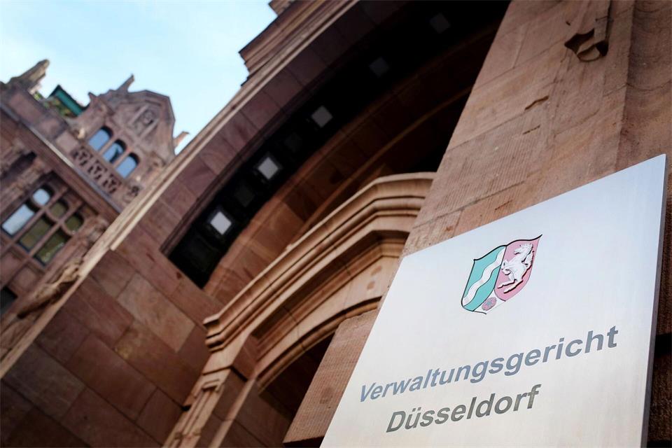 Das Gericht kippt den Ausschluss von der Klassenfahrt. (Archivbild)Martin Gerten/dpa