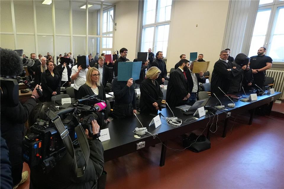 Das Gericht spricht einen der zehn Angeklagten frei.Marcus Brandt/dpa