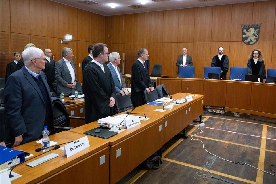 Das Gericht trennt das Verfahren gegen einen der Angeklagten ab.