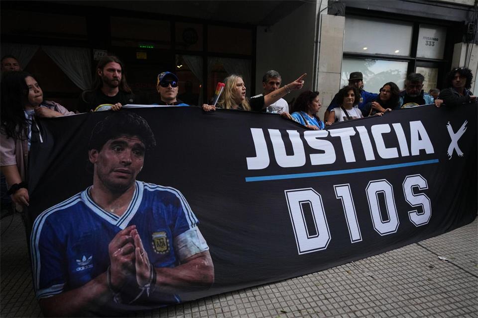Das Gerichtsverfahren zum Tode von Diego Maradona ist nach einwöchiger Unterbrechung wieder aufgenommen worden. (Archivbild)Rodrigo Abd/AP/dpa