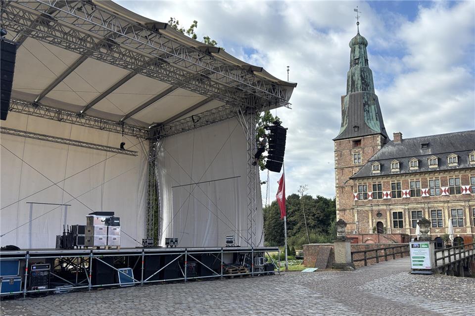 Das Gerüst der Bühne ist auf dem Innenhof des Schlosses aufgebaut; danach erfolgt die Installation der Technik.