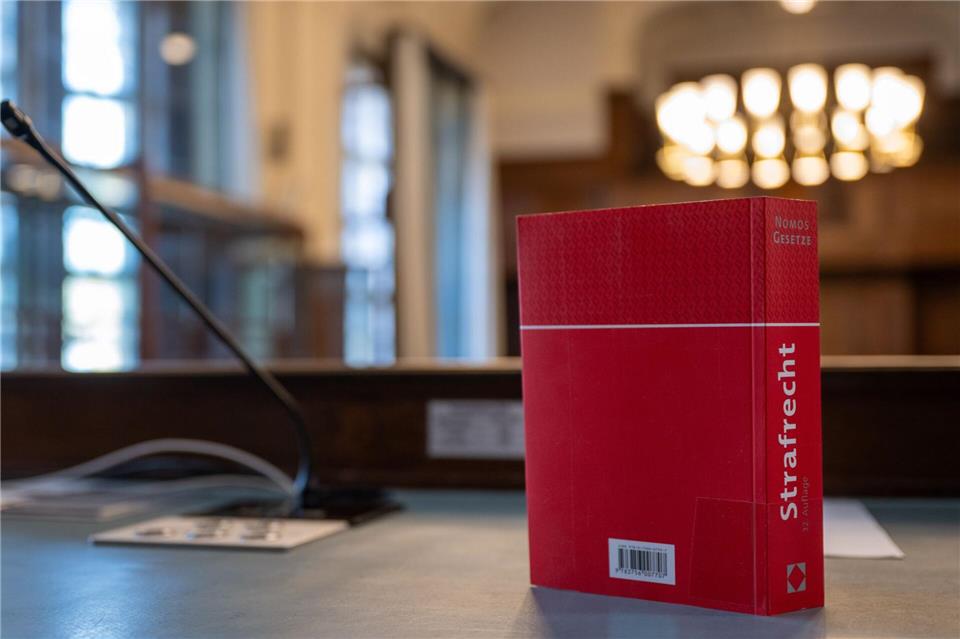 Das Gesetzbuch „Strafrecht“ steht auf einem Tisch in einem Verhandlungssaal im Kriminalgericht Moabit. (Symbolbild) Monika Skolimowska/dpa