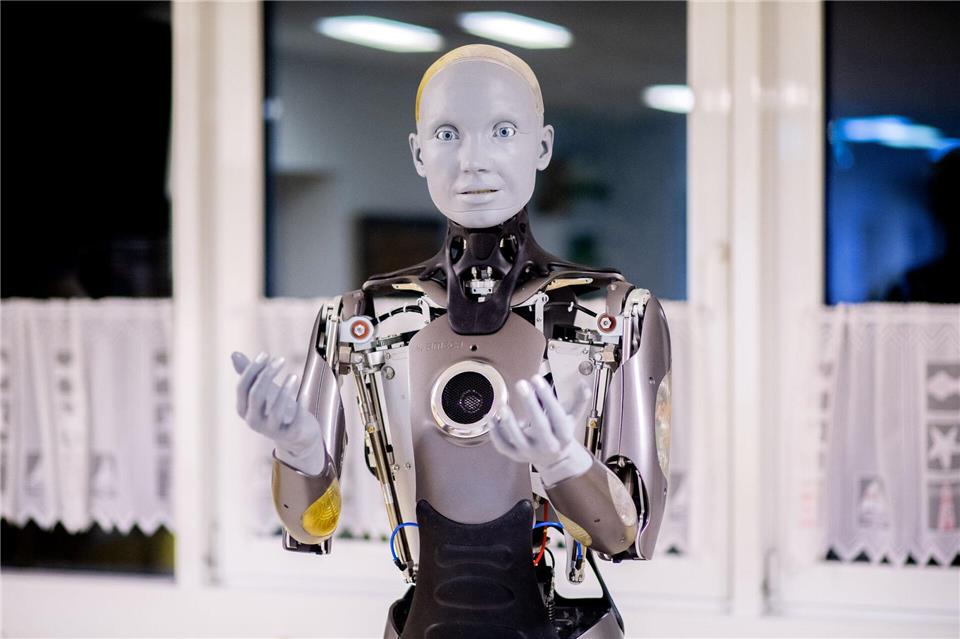 Das Gesicht des humanoiden Roboters ähnelt einem Menschen. Hauke-Christian Dittrich/dpa