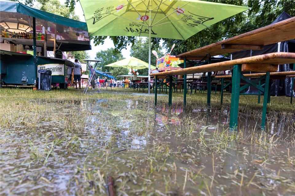 Das Gewitter platzte mitten ins Stadtfest in Cottbus.Frank Hammerschmidt/dpa