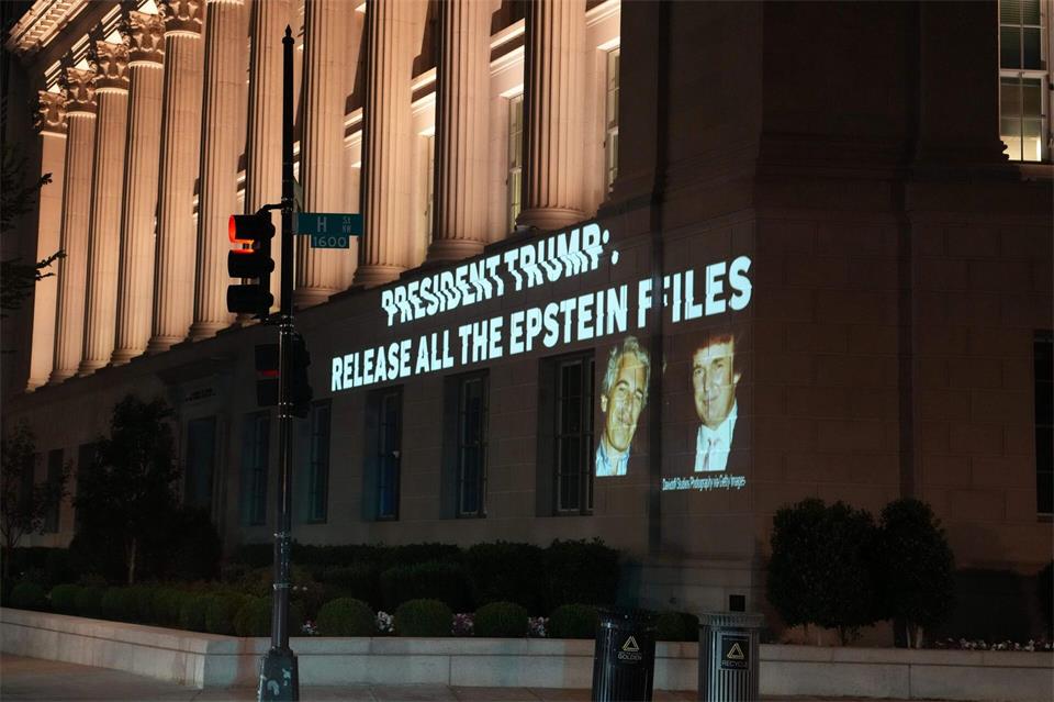 Das Gezerre rund um die Veröffentlichung der Epstein-Akten hat US-Präsident Trump unter Druck gesetzt. (Archivbild)Andrew Leyden/ZUMA Press Wire/dpa
