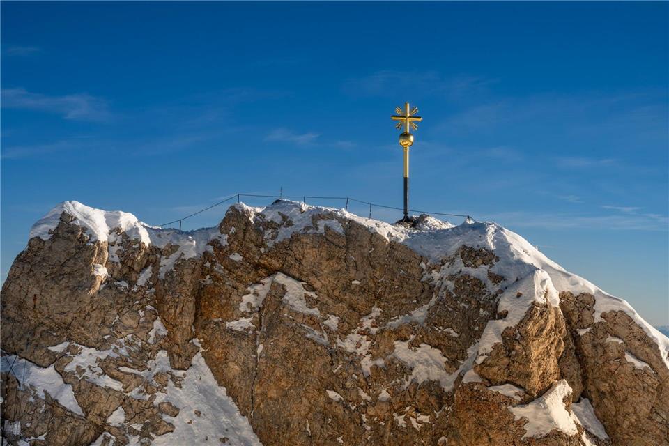 Das Gipfelkreuz auf der Zugspitze.Peter Kneffel/dpa