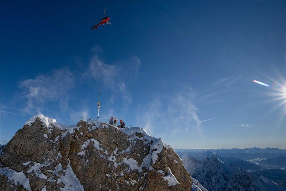 Das Gipfelkreuz der Zugspitze kehrt zurückPeter Kneffel/dpa