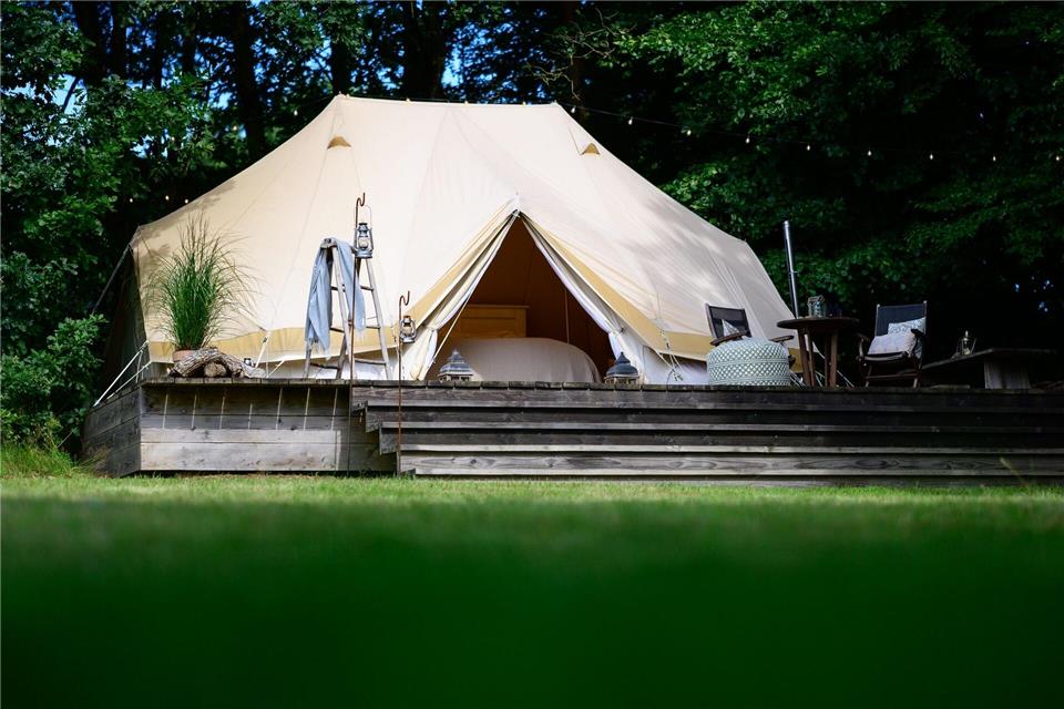 Das Glamping-Zelt auf dem Stimbekhof ist wie „ein Hotelzimmer in der Natur“, sagt Geschäftsführer Björn Bohlen. (Archivbild)Philipp Schulze/dpa